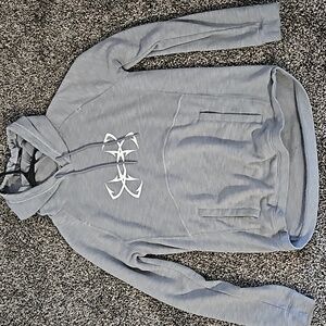 UNDER ARMOUR LIGHT WEIGHT HOODIE WITH POCKET.